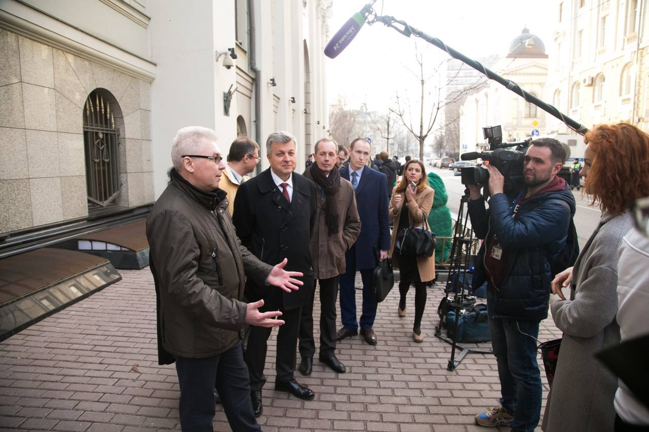 Official gathering and discussion